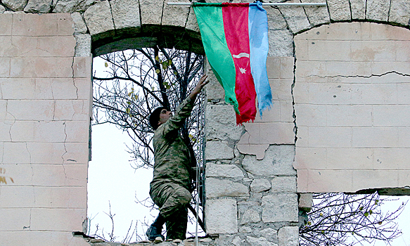 Азербайджанских солдат обвинили в мародерстве