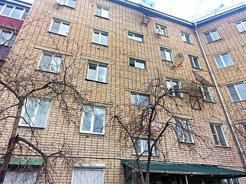 В Юрьевском переулке ремонтируют здание с вертикальными рядами лоджий