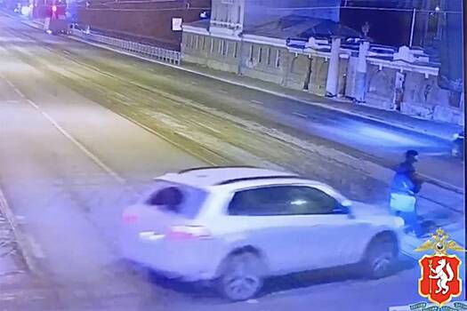 Россиянка cбила двух пешеходов на переходе, пробуксовала по ним и попала на видео