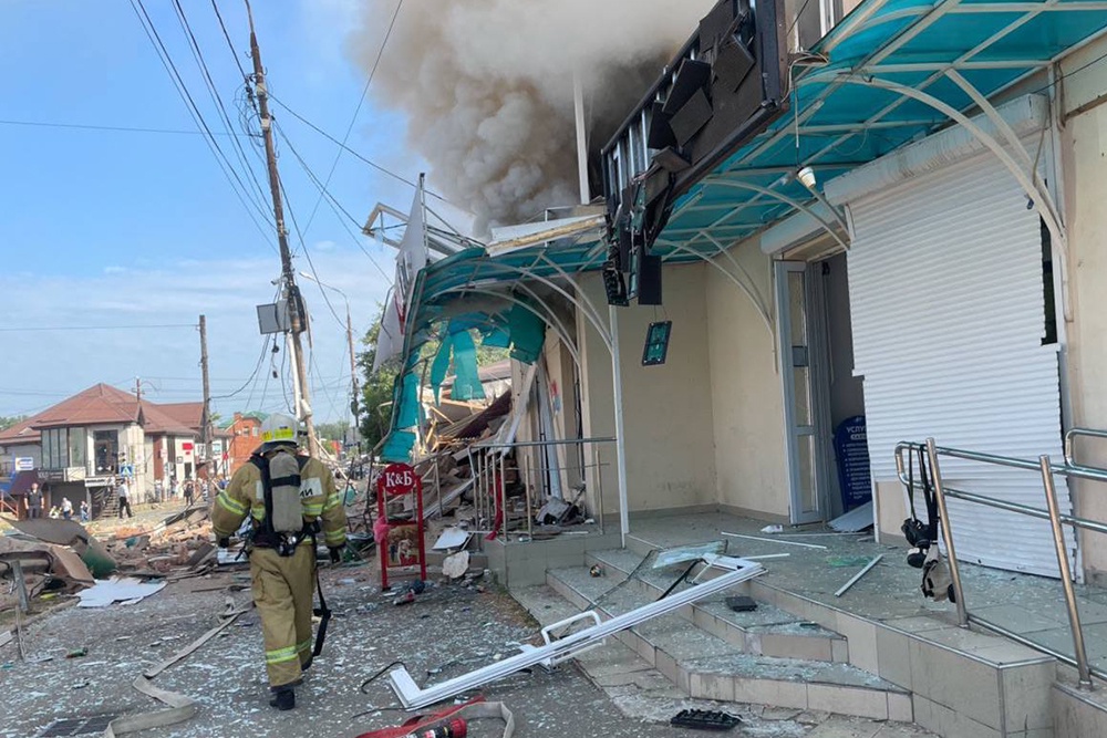 В Апшеронске взрыв газа полностью уничтожил здания в торговом ряду