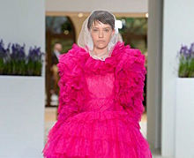 Кутюрное шоу Giambattista Valli: пышные платья-мантии, банты вместо кроп-топов и множество перьев