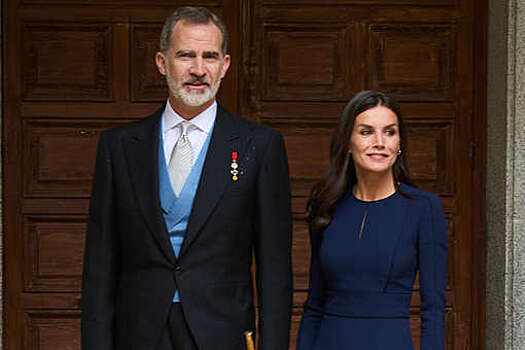 Королева Испании Летиция появилась на публике в сапфировом платье и на шпильках