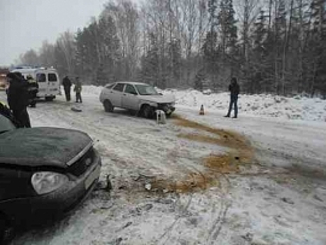 Три человека получили тяжелые травмы после столкновения отечественных машин в Нижегородской области