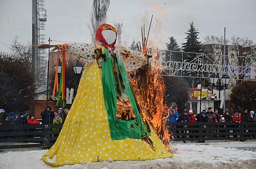 Чучело сожгли, на столб не полезли