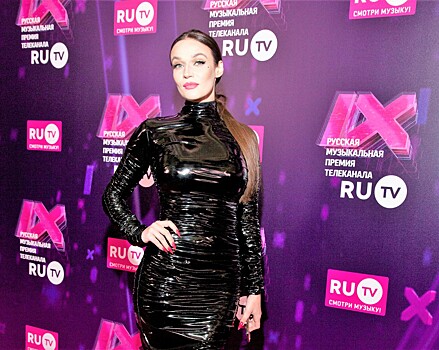 «Похожа на нефть»: в Сети раскритиковали Алену Водонаеву за фото в облегающем «целлофановом» платье