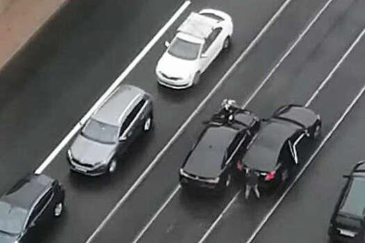 В Санкт-Петербурге водитель с пешеходом на капоте врезался в автомобиль и скрылся