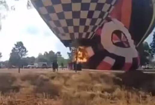 Воздушный шар загорелся в воздухе вместе с людьми и попал на видео
