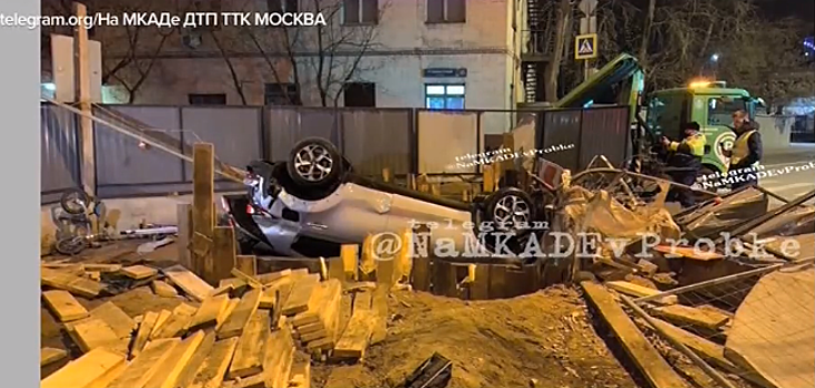В 1-м Силикатном проезде автомобиль упал в котлован