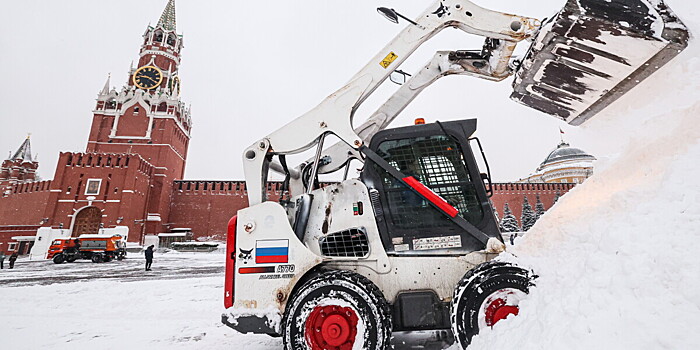 Губернатор Воробьев: Около трех тысяч единиц техники расчищают снег в Подмосковье