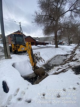 На улицах Оренбурга продолжают прочищать ливневки