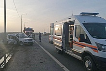 В Саратове автомобиль врезался в столб, пострадали семь человек