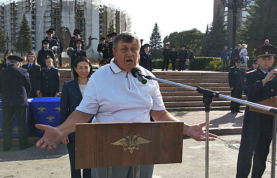 В Челябинске на Театральной площади наградили милиционера