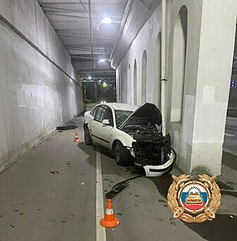 Ночью на Киевской легковушка врезалась в бетонную стену под мостом, водителя увезли на скорой