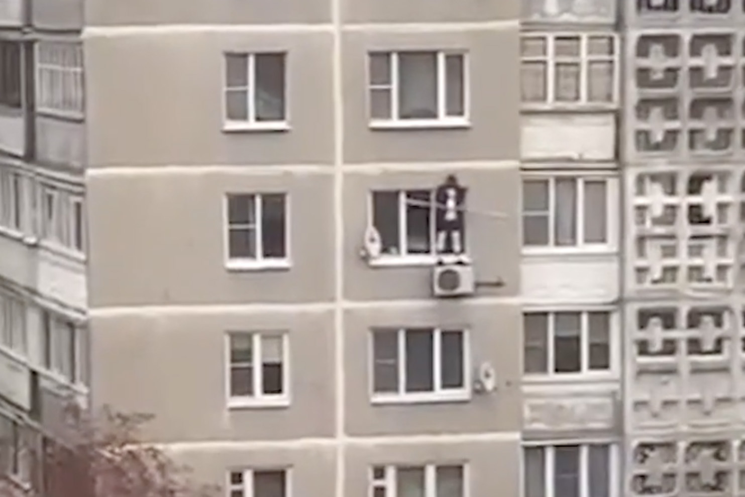 Житель многоэтажки устроил тренировку на блоке кондиционера за окном