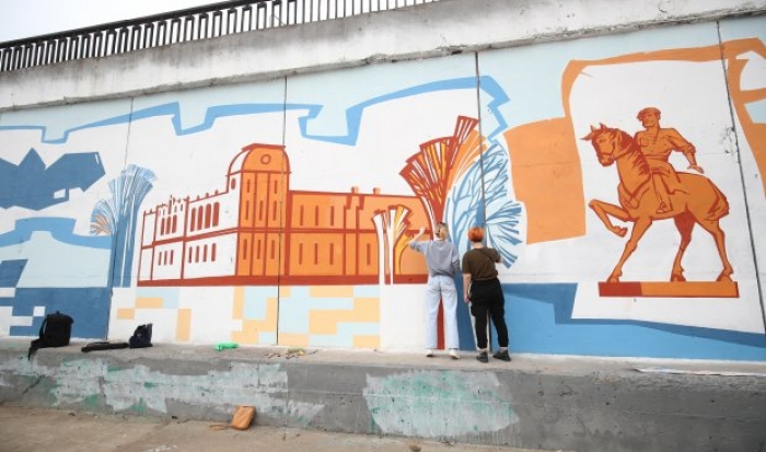 Студенты показали историю Волгограда в огромных граффити на набережной