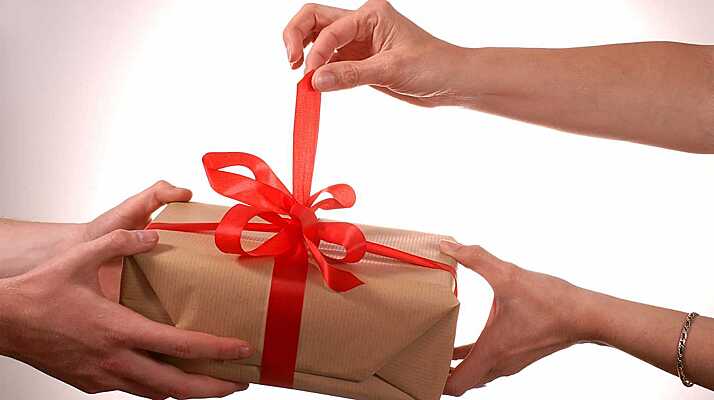 Какой подарок лучше: сделанный своими руками или купленный?