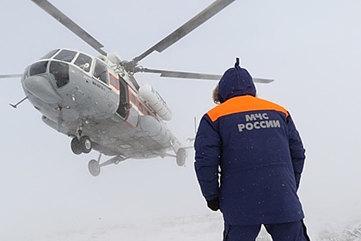 Пропавших туристов в российском регионе начали искать на вертолете и снегоходах