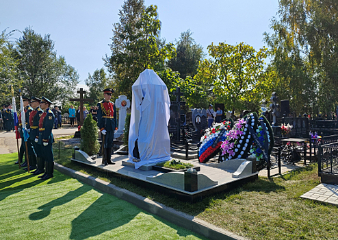Военнослужащие дальневосточного объединения ВВС и ПВО почтили память Героя России подполковника Александра Аксенова