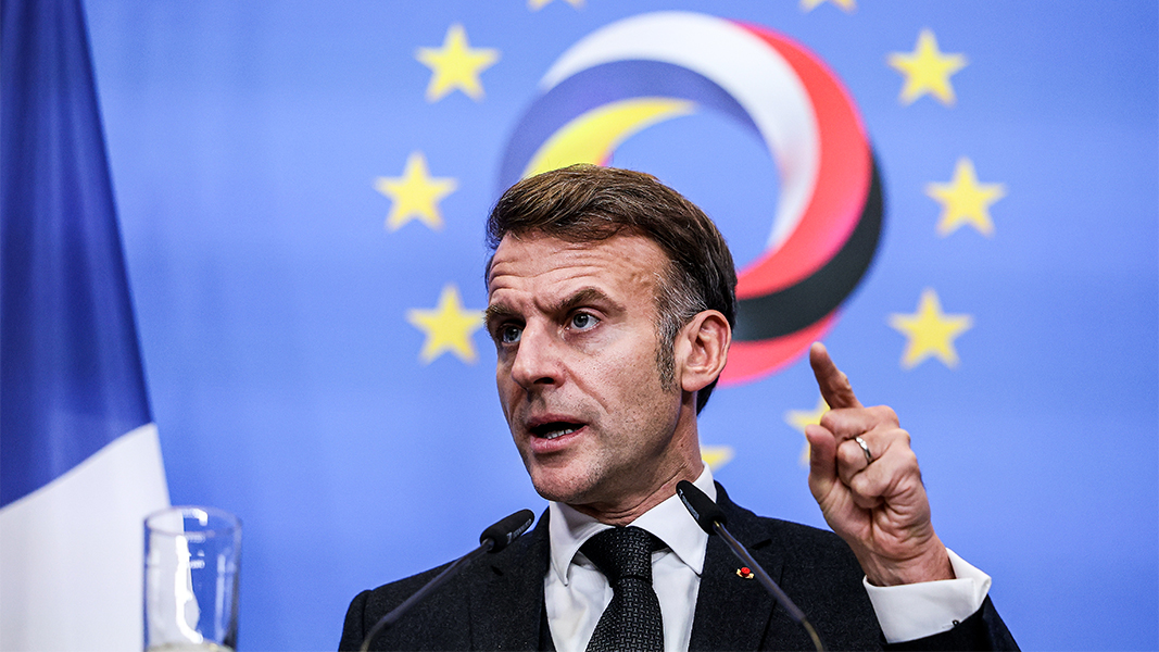 Новое истеричное заявление Макрона о России объяснили
