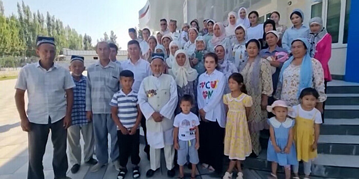 В Узбекистане 97-летний аксакал пришел на выборы президента вместе с 60 родственниками