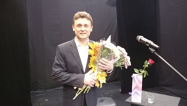 «Я люблю вас!». На своем не бенефисе актер петрозаводского театра признался в любви к маме и Петрозаводску