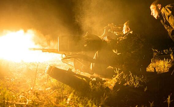 Украинские военные ведут обстрел позиций ополченцев ДНР из зенитной установки