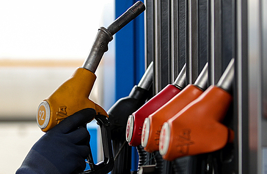 Бензин в России ставит ценовые рекорды, но Минэнерго и ФАС не вмешиваются