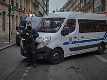 Неизвестный открыл стрельбу в Париже