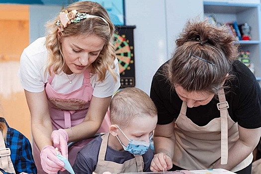 В Омске волонтеры используют арт-терапию с пользой для детей