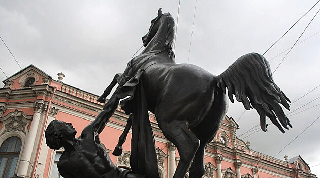 Петербуржцы начали «утеплять» статуи варежками. Их задержали силовики