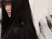 Модели прошлись по белому порошку и создали арт-объект