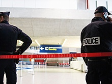 Полиция Парижа в аэропорту открыла огонь по угрожавшему им ножом мужчине