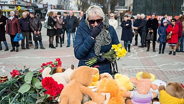 В РФ проходят акции в память о жертвах пожара в Кемерово