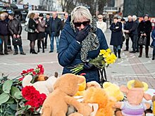 В РФ проходят акции в память о жертвах пожара в Кемерово
