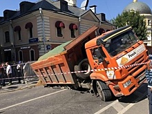 Грузовик провалился под асфальт в центре Москвы