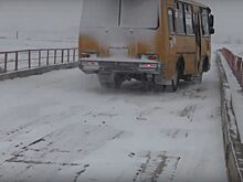 В Курганской области школьников возят по деревянному аварийному мосту