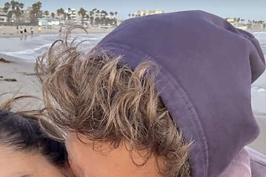 Модель Алессандра Амбросио снялась за поцелуем с бойфрендом на пляже