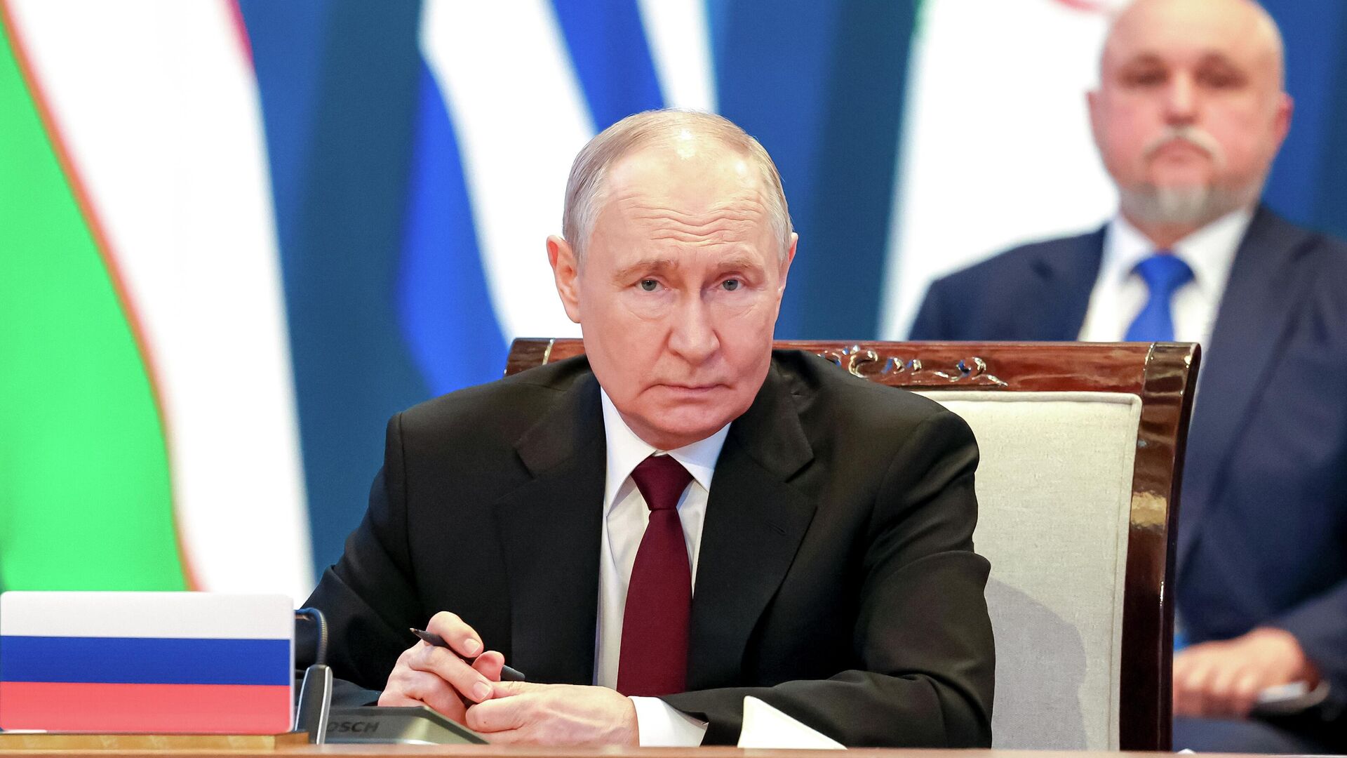 Глава французской семьи подарил Путину статую Богоматери