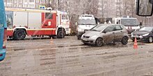 Груженый песком КамАЗ опрокинулся на такси в Москве