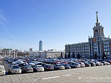 Парковку на главной площади Екатеринбурга могут навсегда заменить сквером