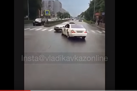 Дрифт на проезжей части во Владикавказе устроил участник свадебного кортежа