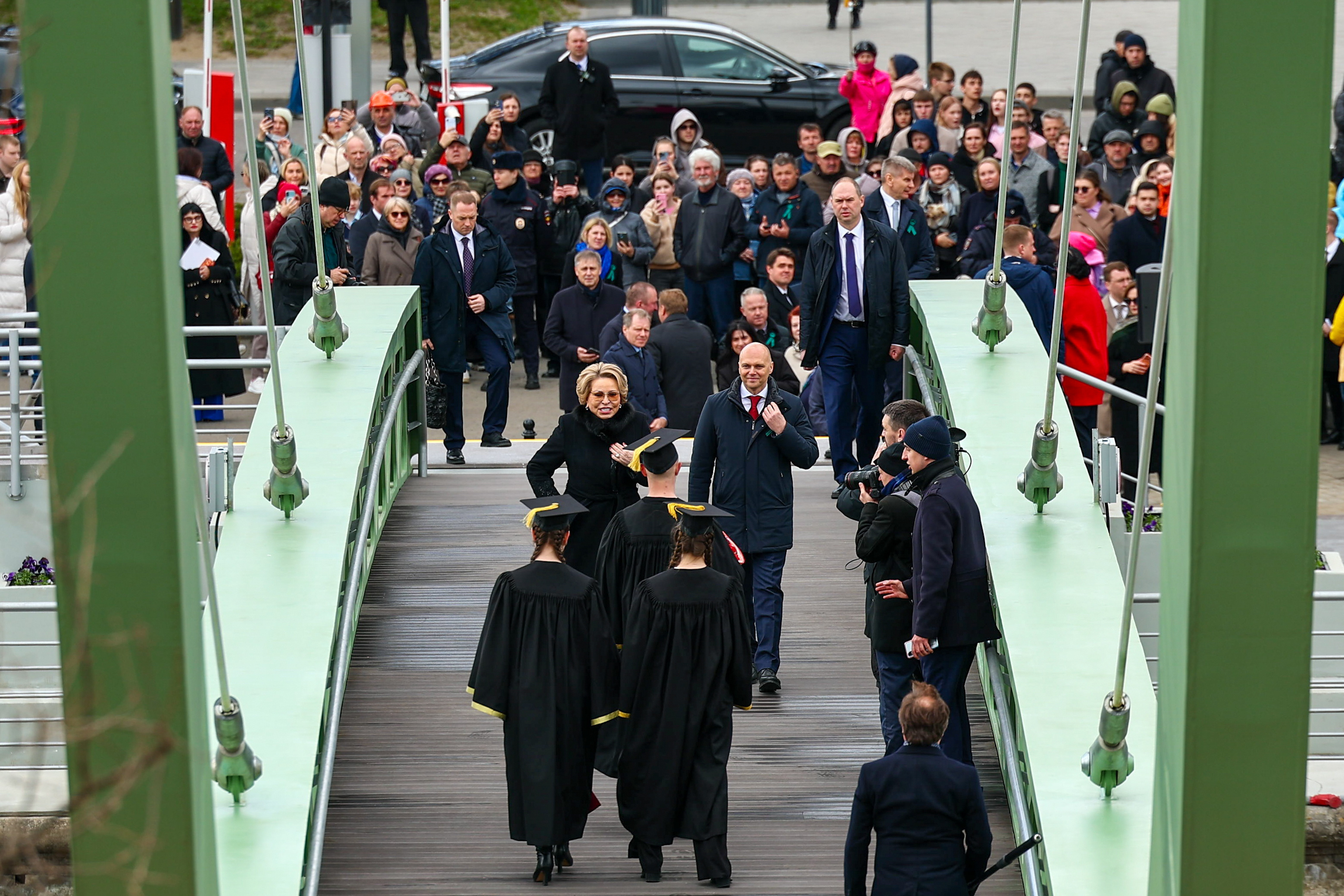 Валентина Матвиенко одной из первых прошла по построенному Философскому мосту в Калининграде