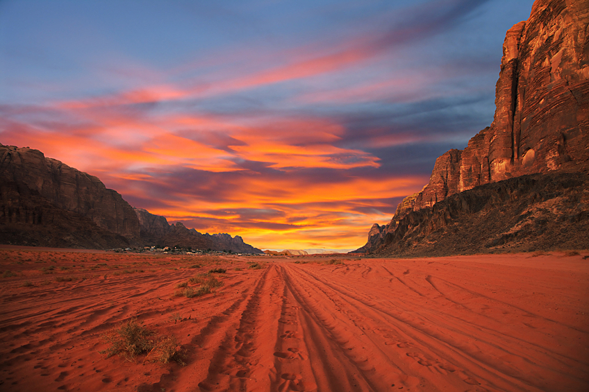 Вади-Рам, Иордан. В пустыне с красными песками частично снимали ландшафты планеты Арракис из фильма "Дюна". Площадь — около 741,8 км².