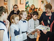 "ТВ Центр" наградил участников выставки "Дети Донбасса рисуют мир"