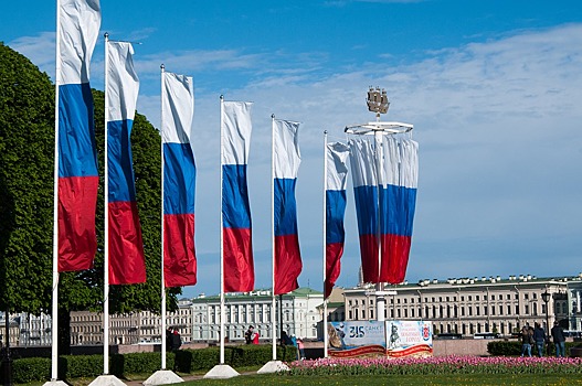 Половина граждан РФ не знает порядок цветов на родном флаге