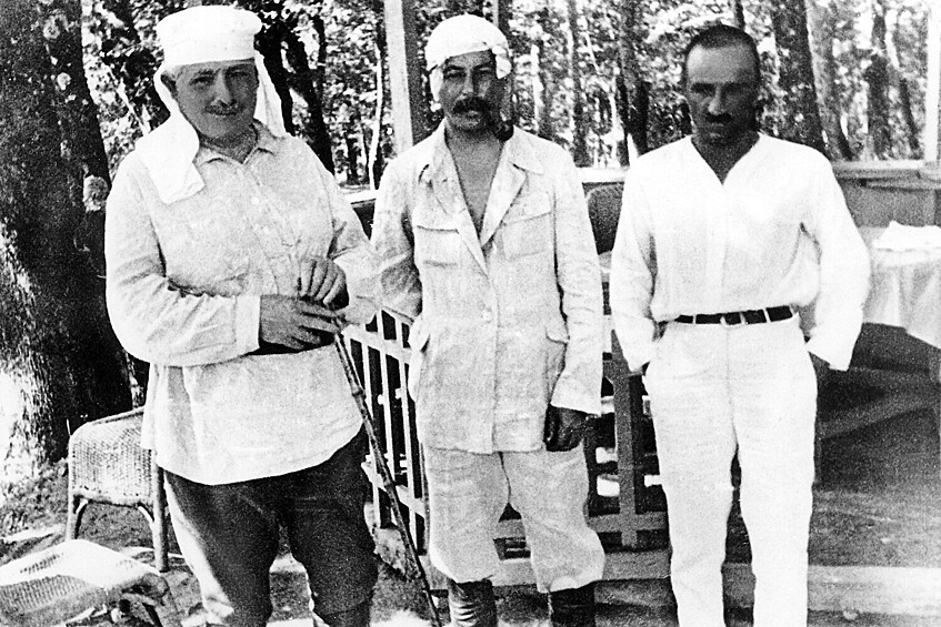 Иосиф Сталин (в центре) и А.И. Микоян (справа) на отдыхе, 1920-е годы