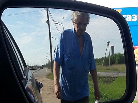 Под Тверью вдоль трассы шел пенсионер, который забыл дорогу домой