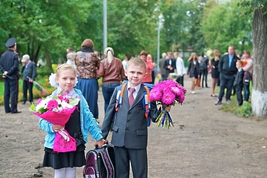 В Москве школьники с цветами спешат на праздничные линейки в День знаний