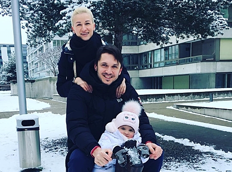 2-летняя дочь Татьяны Волосожар и Максима Транькова вышла на лед