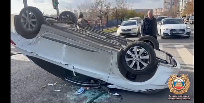 В Ростове произошло ДТП с опрокидыванием, пострадали два человека